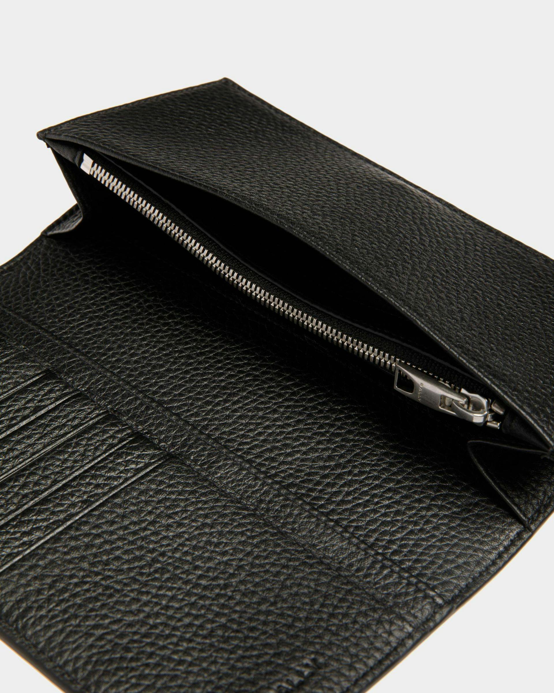 Men's Ribbon Continental Wallet in Black Grained Leather | Bally | Still Life Detail