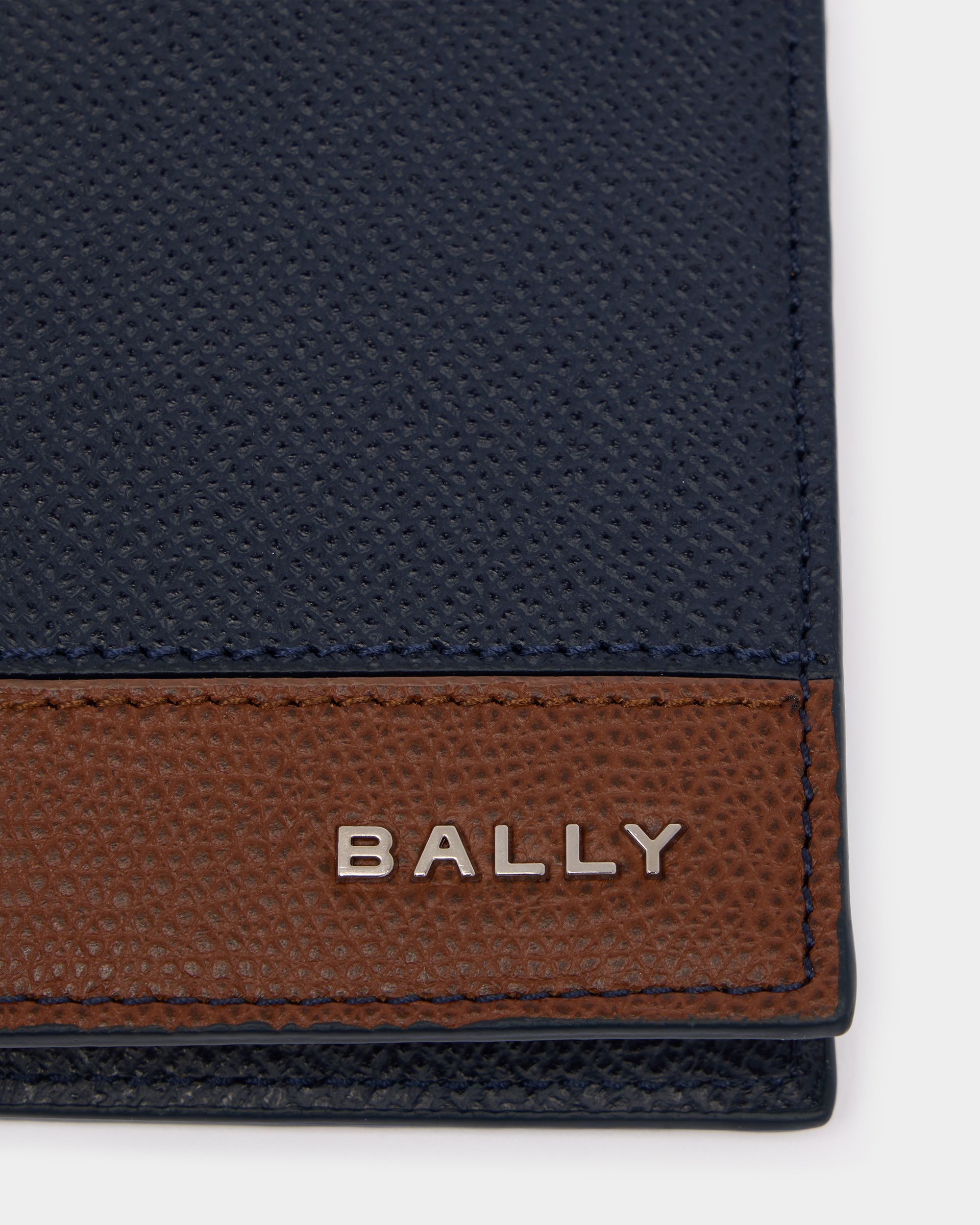 Bally Global - Bally Essential ウォレット ネイビーブルーリサイクルレザー - ブルー