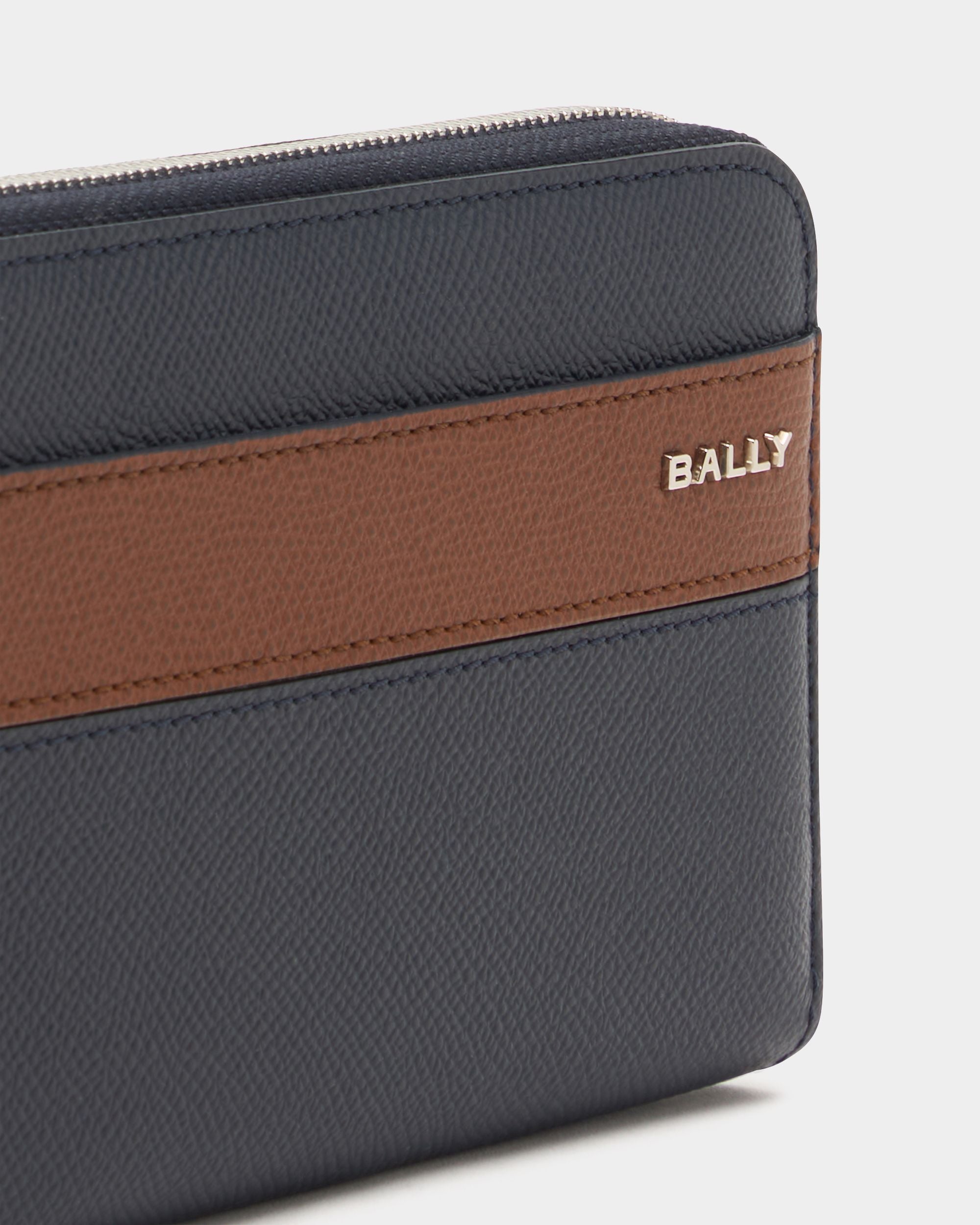 Bally Global - Bally Essential ジップアラウンドウォレット ネイビーブルーグレインレザー - ブルー