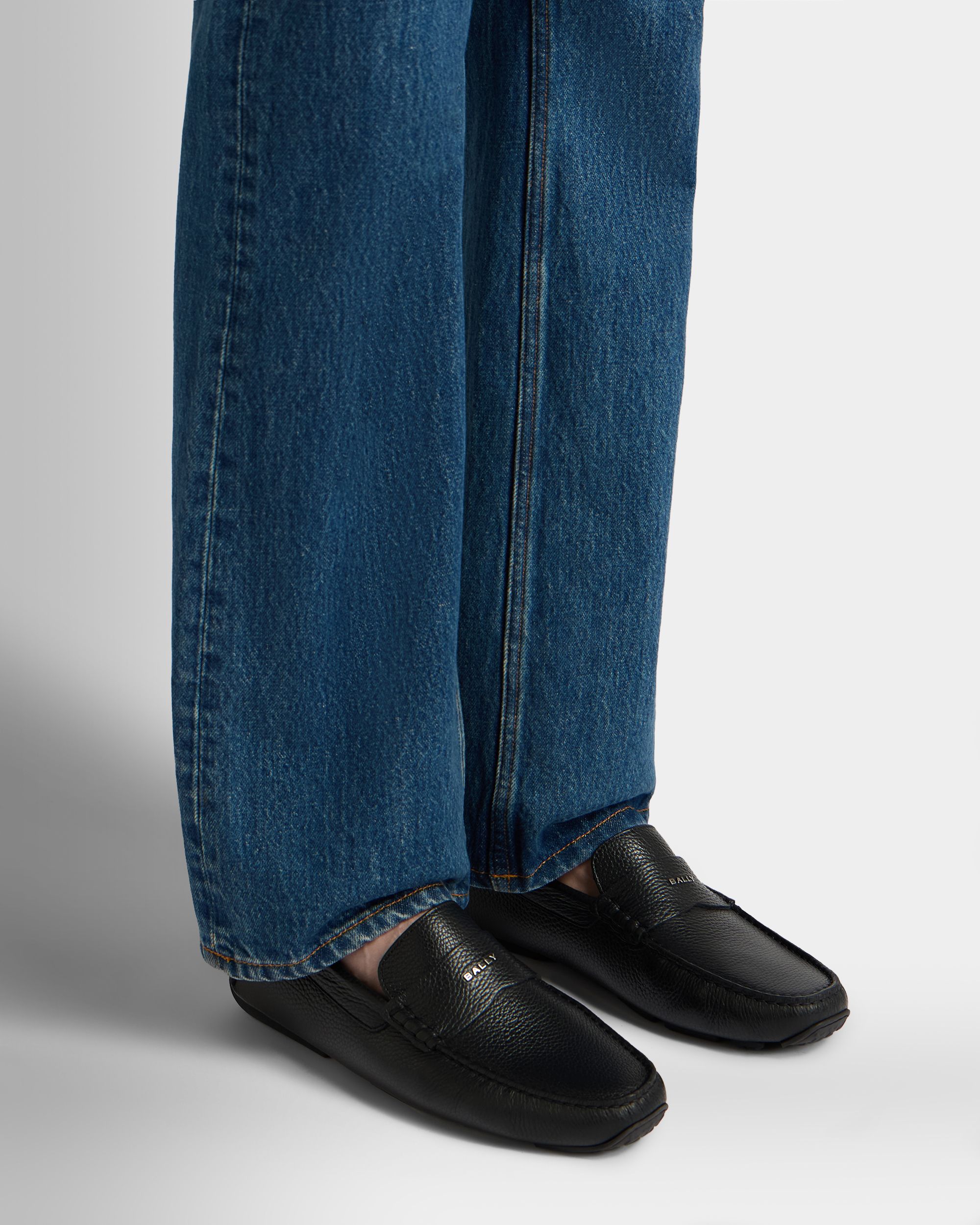 Bally Global - Pilot Driver in Black Grained Leather - Black