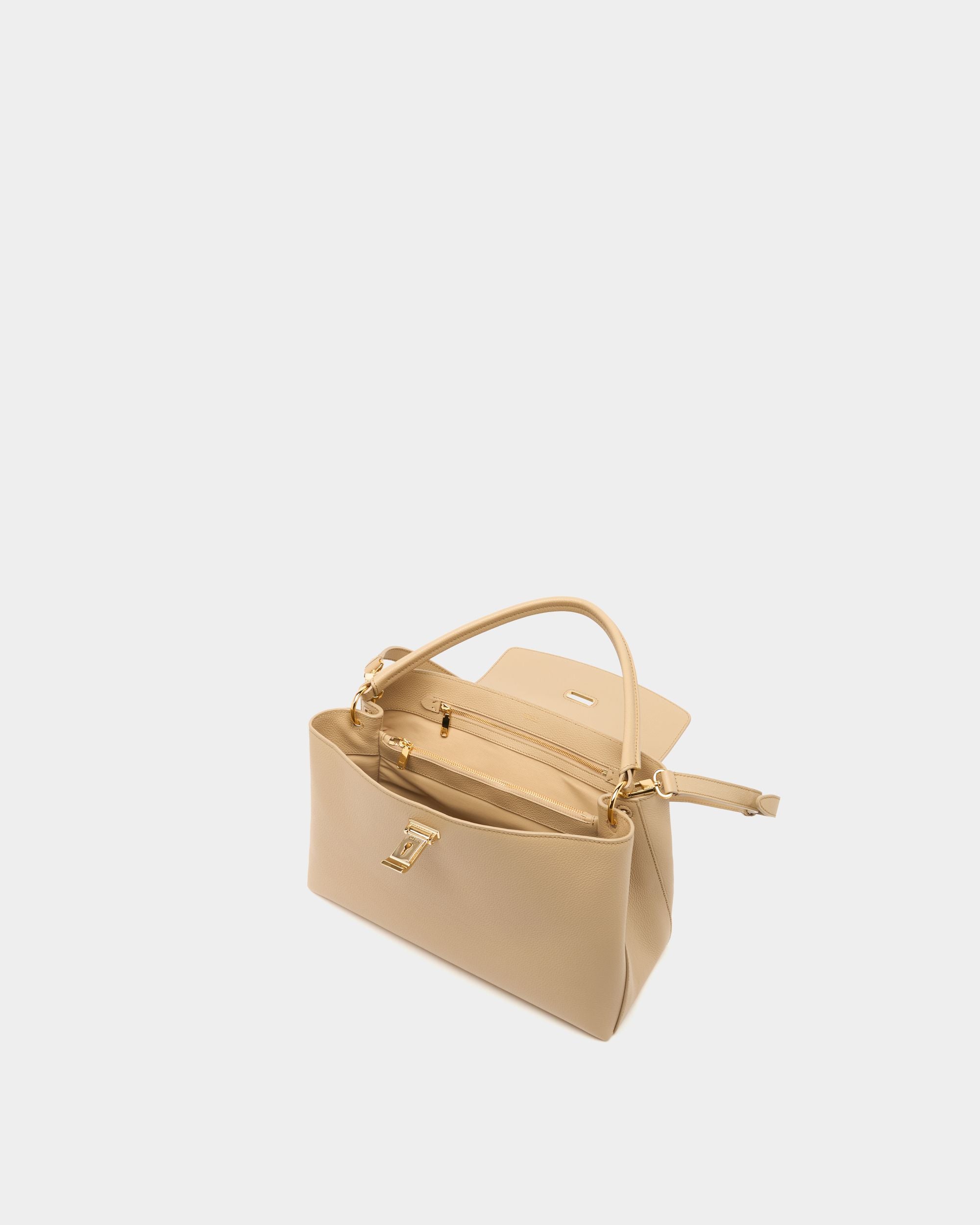 Bally Global - Lock Me トップハンドルバッグ ライトベージュグレインレザー - ベージュ