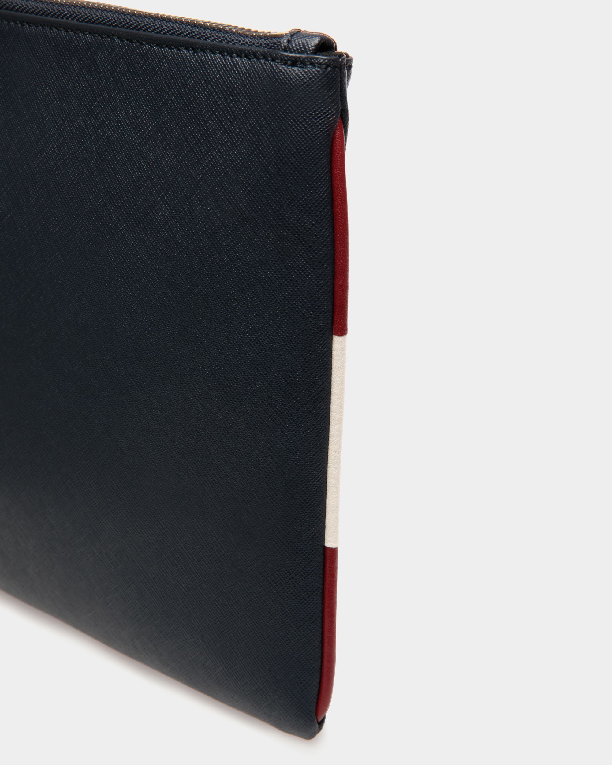 Clutch In Blue Bovine Split - 男性 - Bally - 05