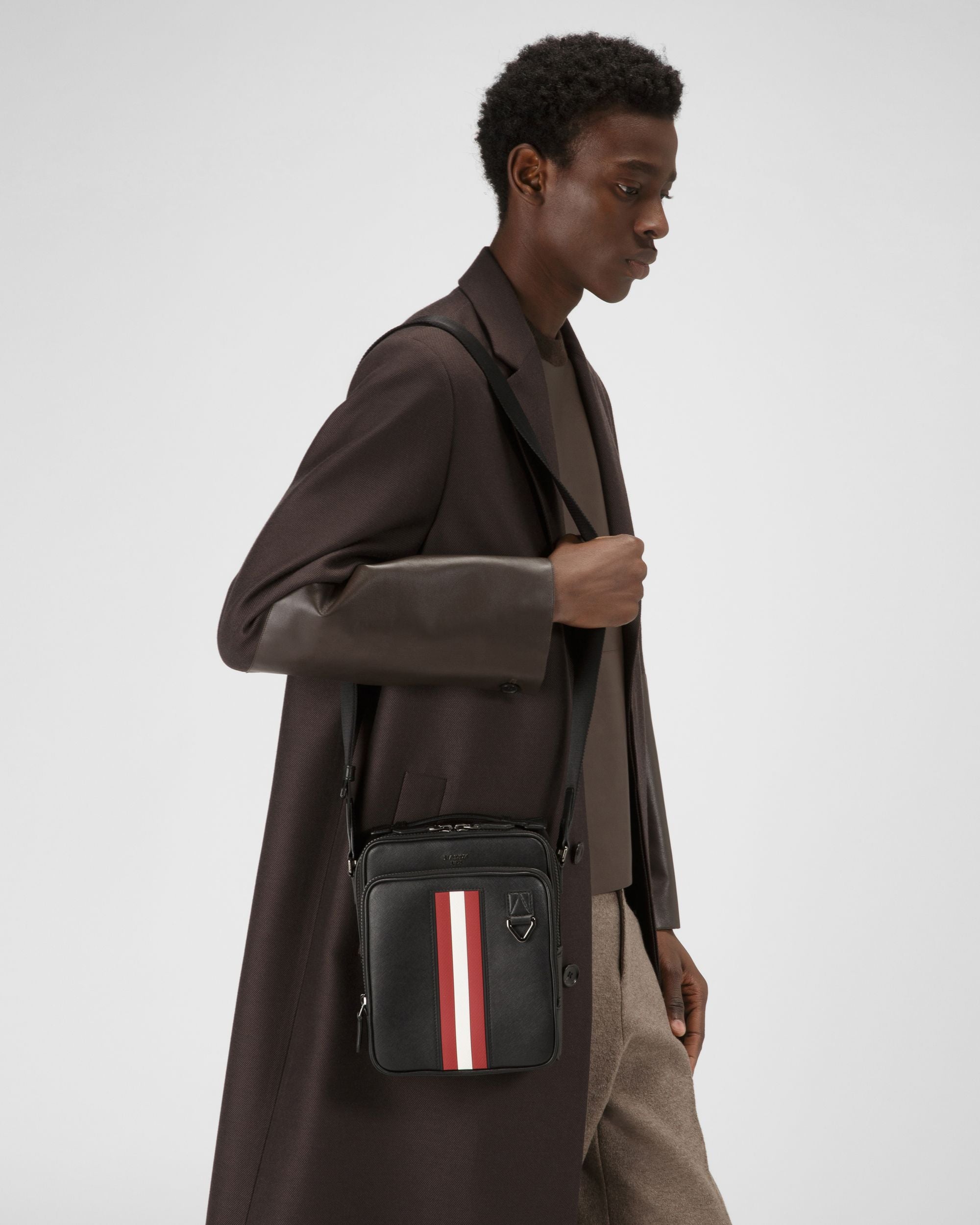 Mackao ブラック リサイクルレザー クロスボディバッグ - 男性 - Bally - 02