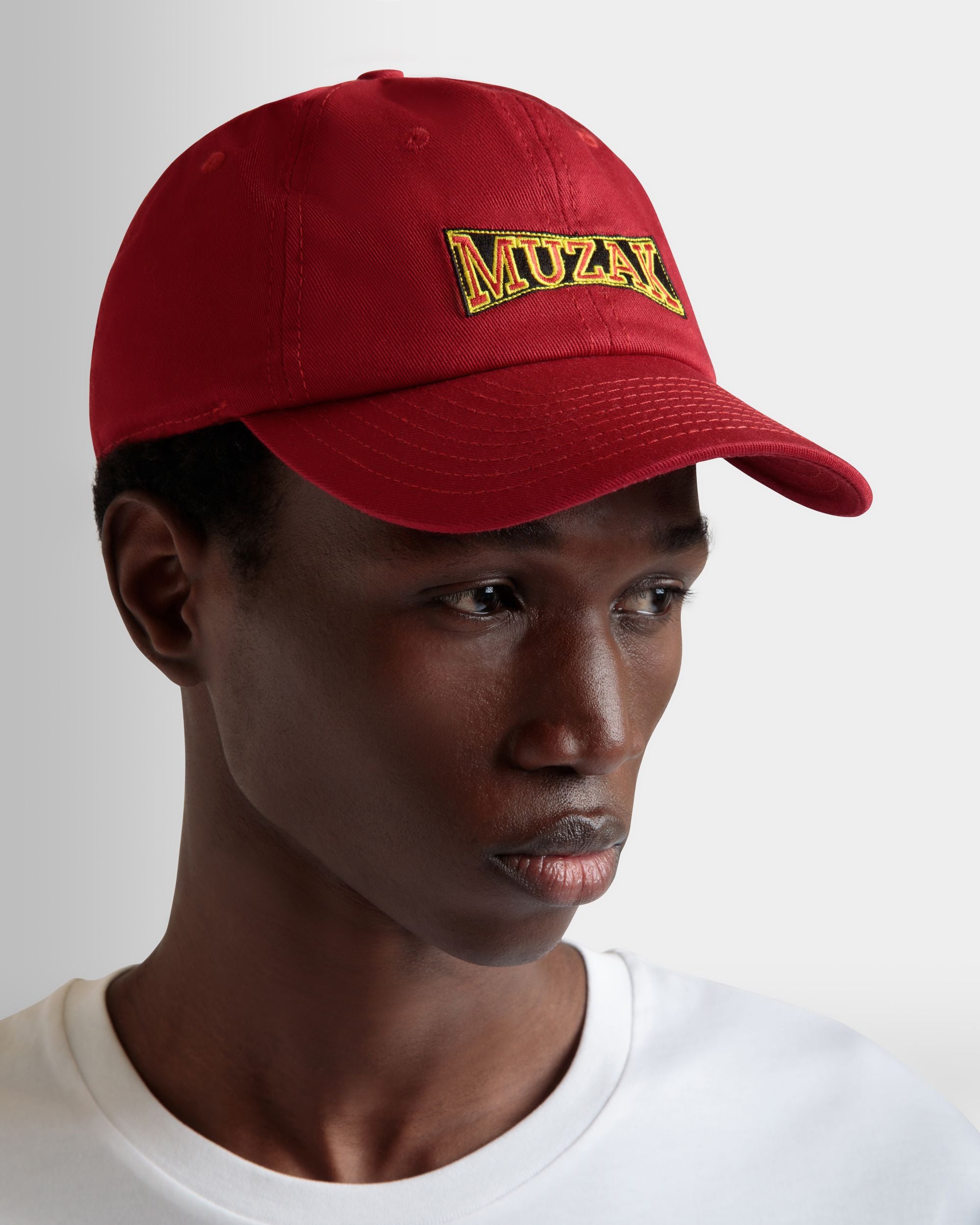 DJ Leo Mas x Bally ベースボールキャップ ヘリテージレッド コットン Muzakエンブロイダリー - 男性 - Bally - 02