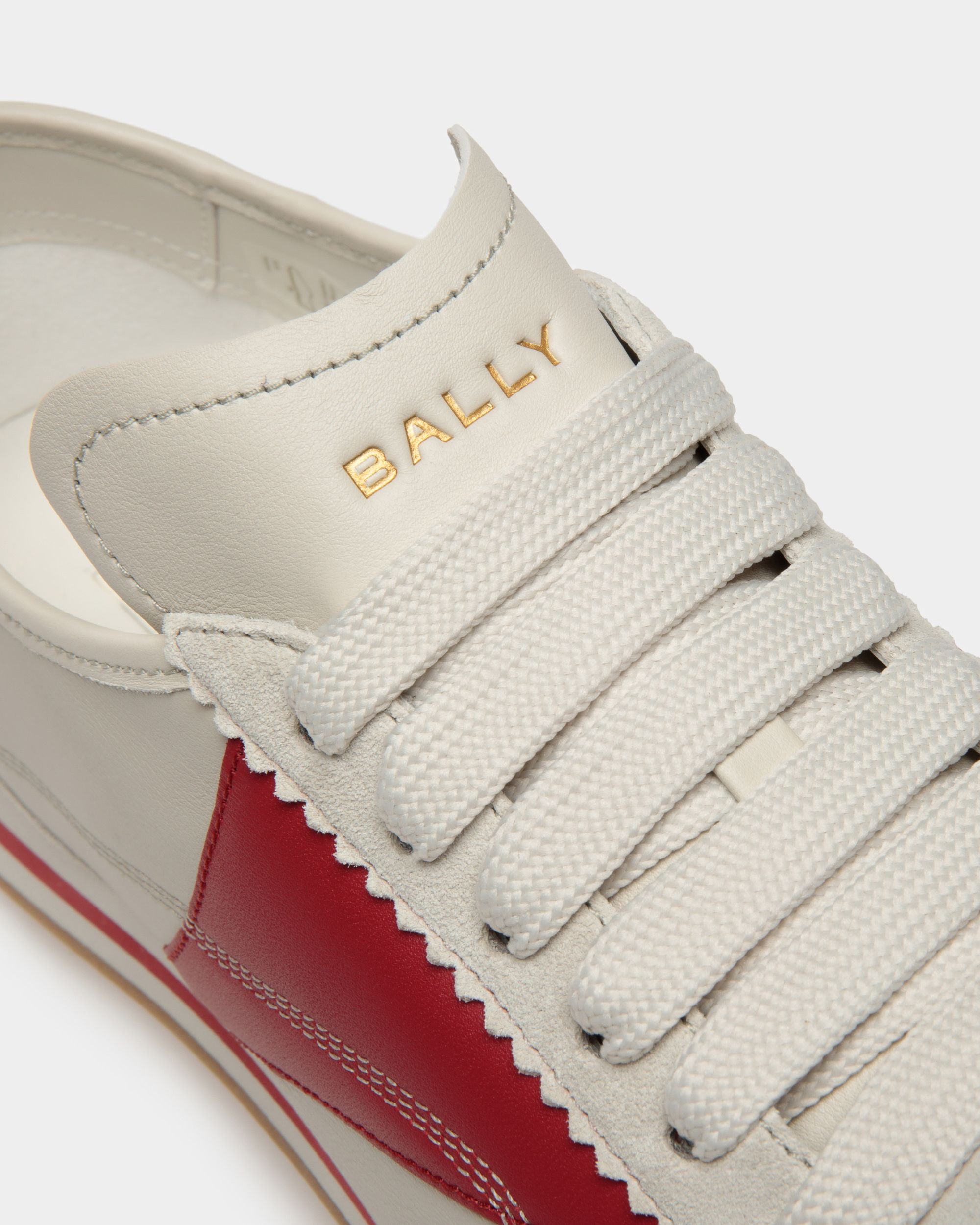 Sussex スニーカー ダスティホワイト＆ディープルビー レザー - 男性 - Bally - 05