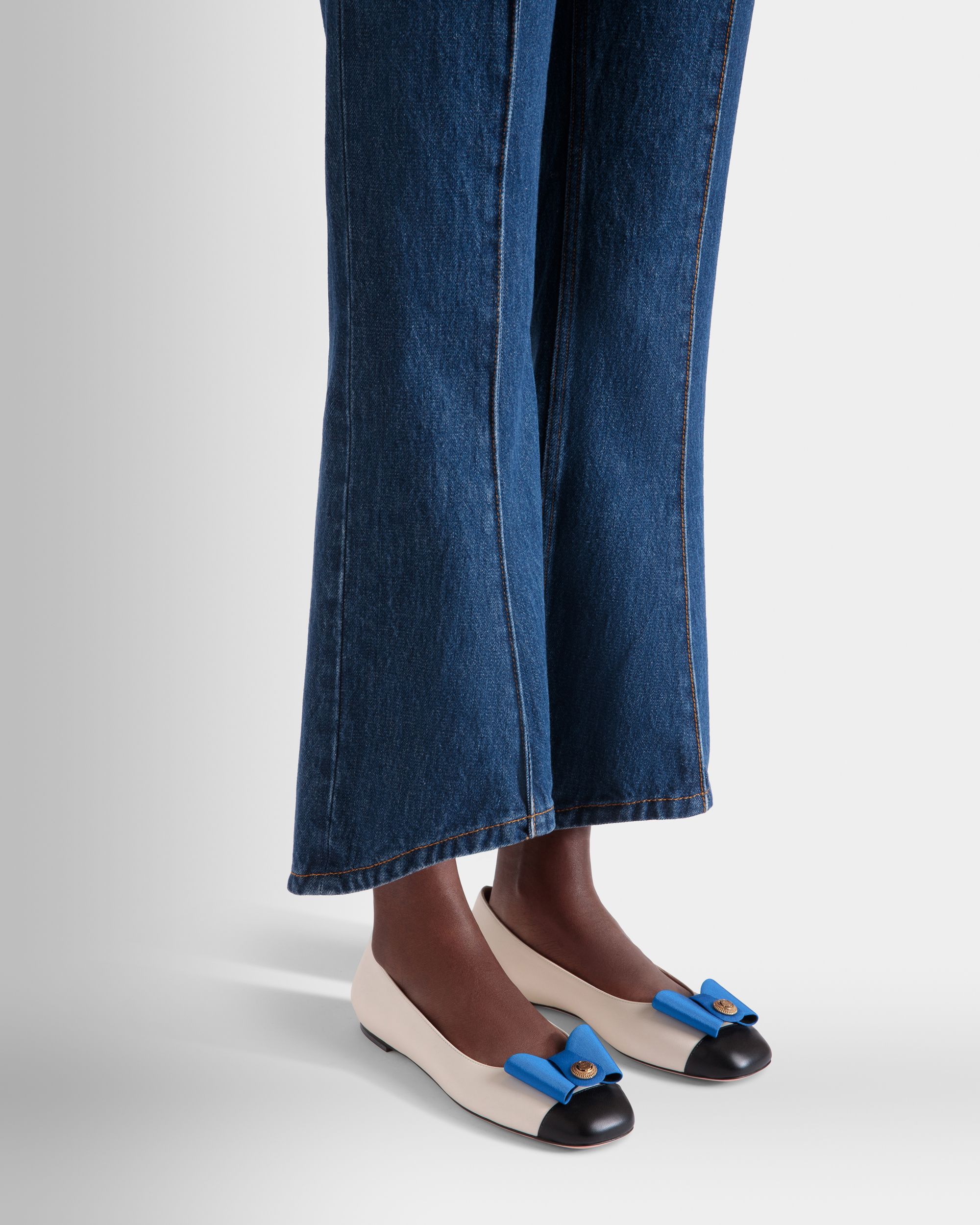 B-Bow フラットシューズ ホワイト＆ブラック レザー - 女性 - Bally - 02